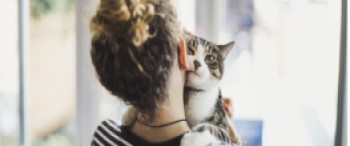 Vrouw kat knuffel