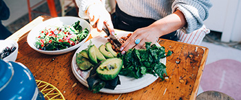 Vrouw snijdt groenten