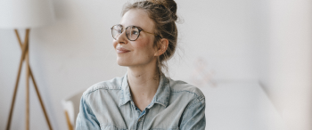 Vrouw met bril glimlacht