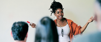 Vrouw legt iets uit aan collega's