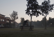 Man in de vroege morgen in een park