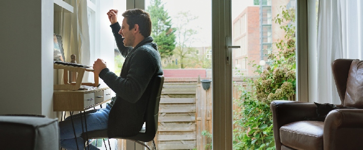 Man viert succes tijdens thuiswerken