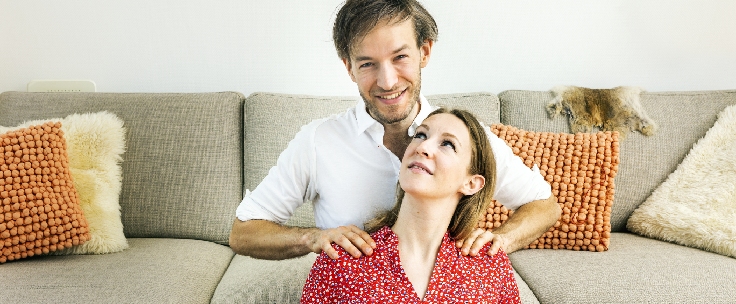 Vriend masseert vriendin haar schouders