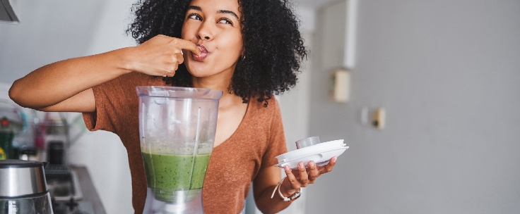 Vrouw proeft smoothie