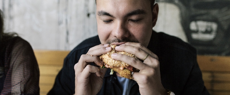 Man eet hamburger