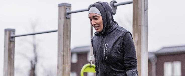 Vrouw sport op klimrek in de regen