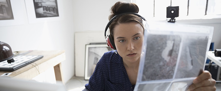 Dame aan het werk achter computer