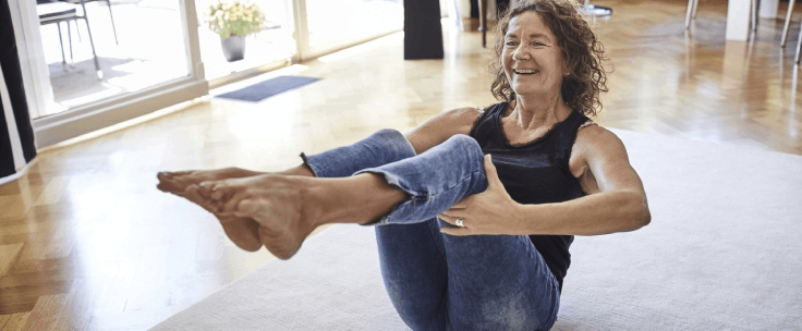Mevrouw doet yoga thuis