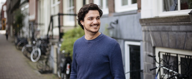 Man die vrolijk op straat staat