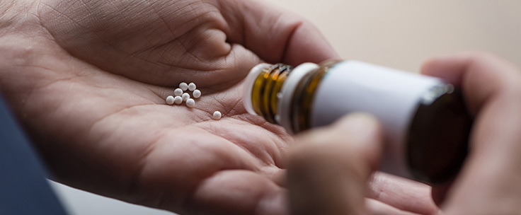 Persoon pakt medicijnen