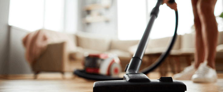 Stofzuigen in de woonkamer
