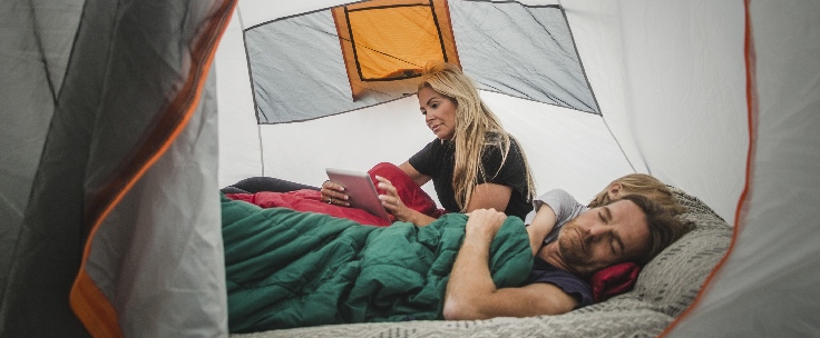 Gezin kampeert in tent