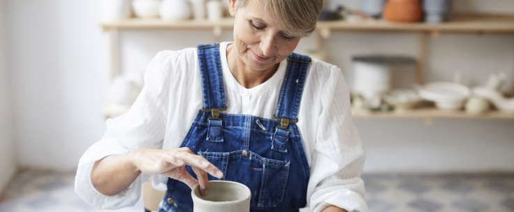 Vrouw die aan het pottenbakken is