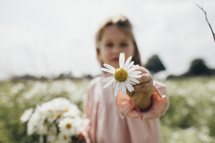 Meisje met een bloem in haar hand