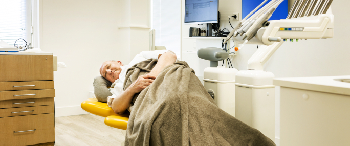 Man doet powernap in tandarts stoel