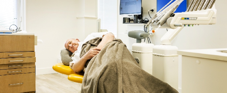 Man doet powernap in tandarts stoel