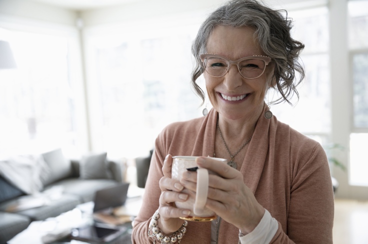 vrouw met een kop koffie in haar handen