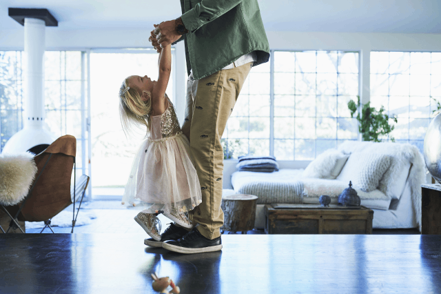 vader danst met dochtertje in woonkamer