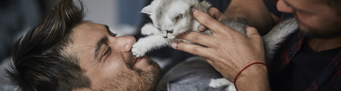 Man met kitten