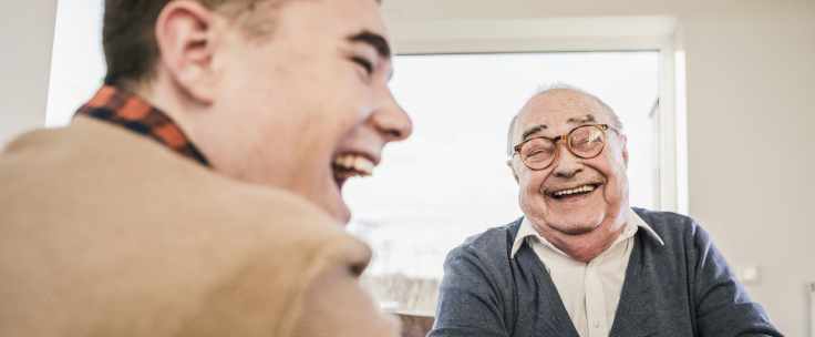 Lachende oude man met kleinzoon