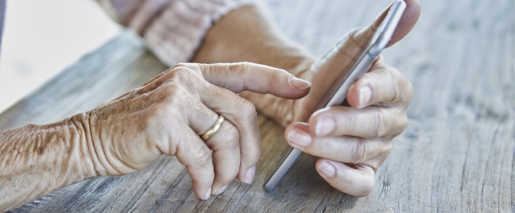 Handen houden een smartphone vast