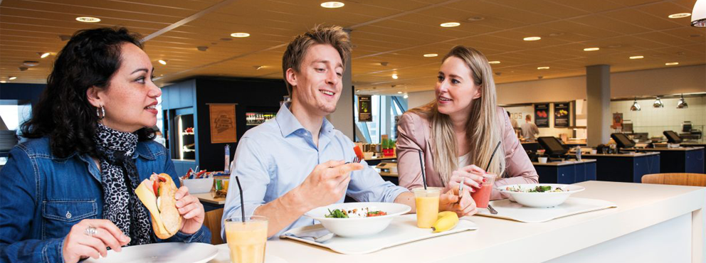 Medewerkers lunchen