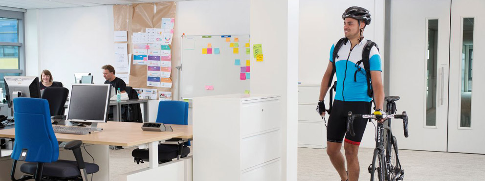 medewerker op kantoor met racefiets