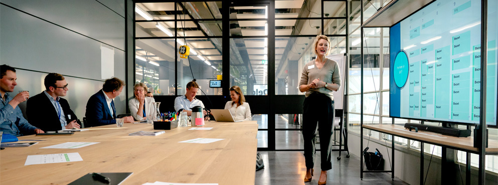 deelnemers in gesprek tijdens Wellbeing event