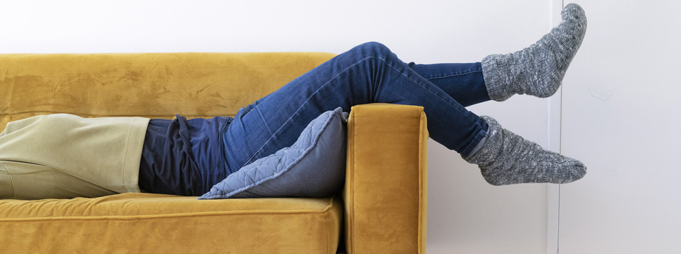 vrouw ligt op de bank