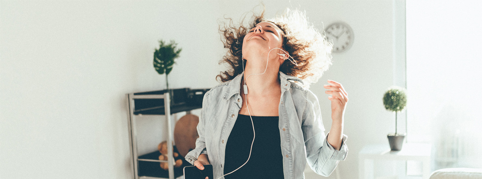 vrouw dansend op muziek