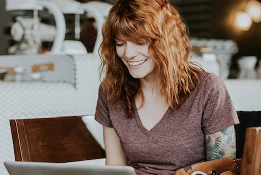 vrouw achter laptop