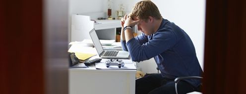 Man achter bureau