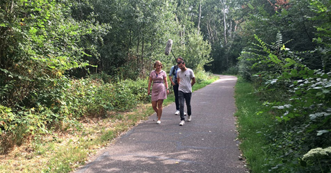 Ernestine Telleman lopend in bos