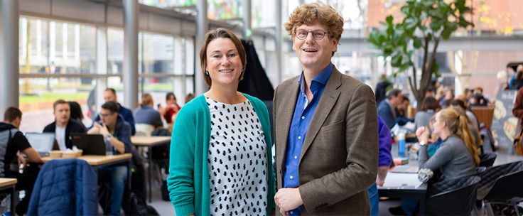 Elsbeth van Epen, verzuimcoördinator en Ronald Bremer, HR-Development adviseur