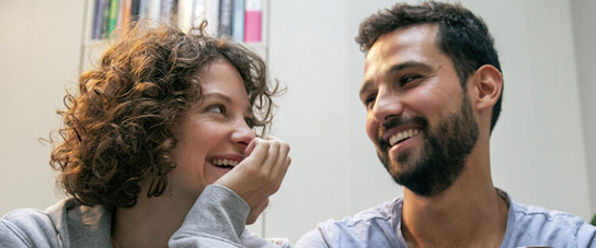 man en vrouw in gesprek