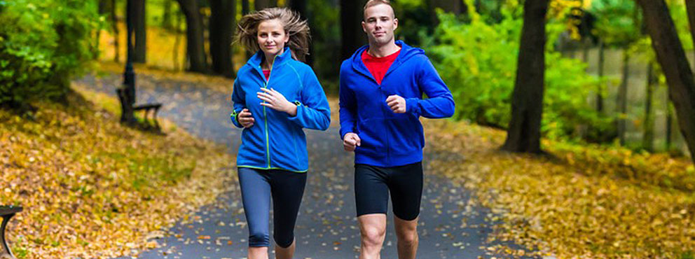 man en vrouw hardlopen in het bos