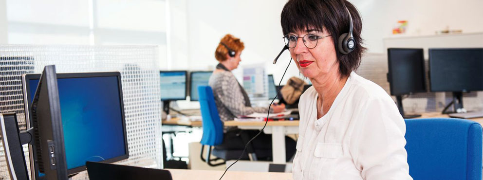 vrouw met computer en koptelefoon