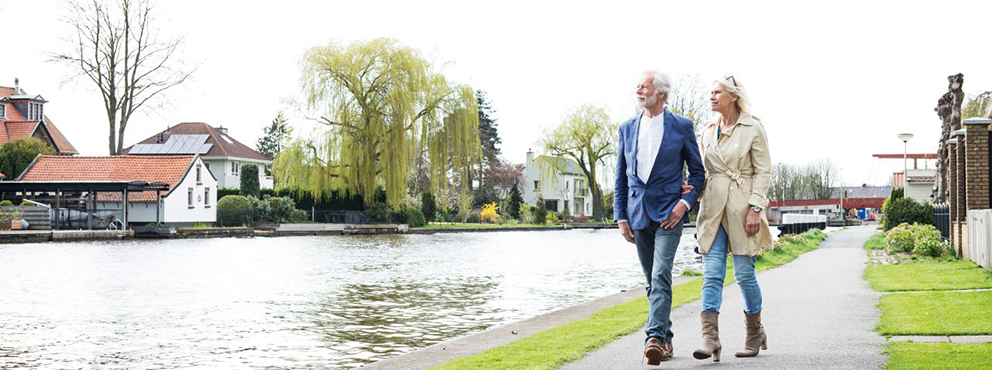 Man en vrouw aan het wandelen