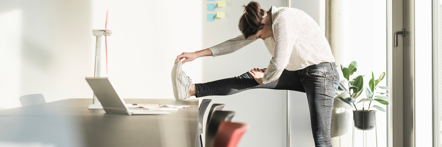vrouw met been op bureau